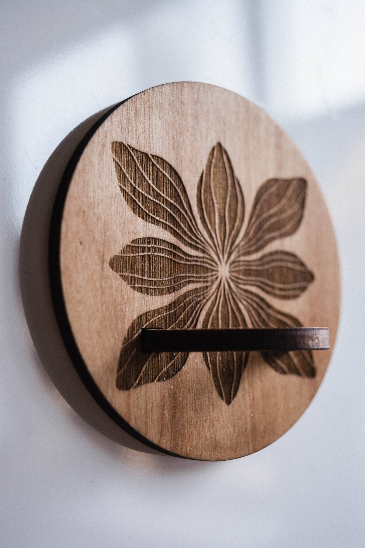 Art Deco Flower Airplant Holder Magnet Round
